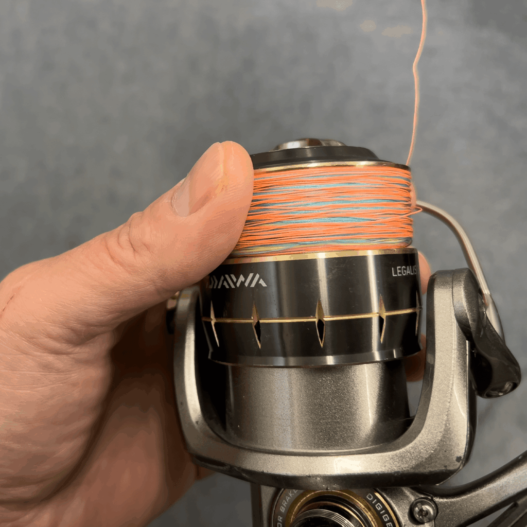 遊漁船ひびき　このように持っていると急なアタリにも対応しやすい