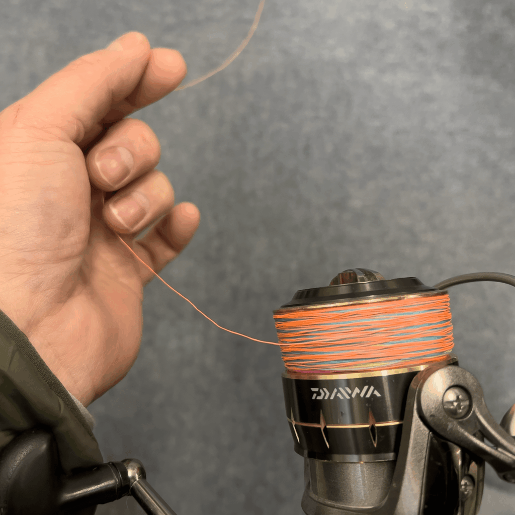 遊漁船ひびき　竿を持つ反対の手でラインをセーブ